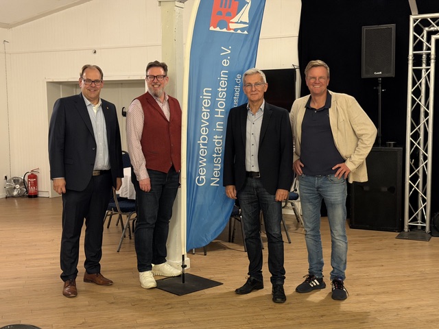Bürgermeister Mirko Spieckermann mit Dirk Heckmann, Roman Seidler und Sven Muchow vom Gewerbeverein (v. lks.).